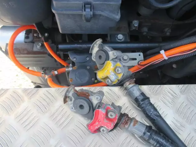 平成26年12月中古大型トラクタヘッド日産UDUDトラックスの画像18