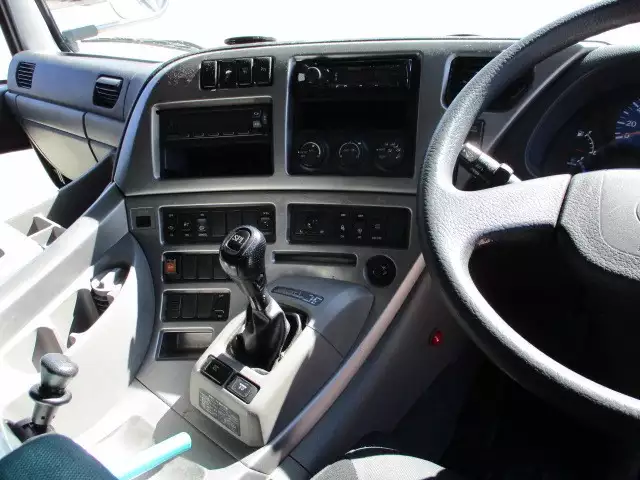 平成27年05月中古大型トラクタヘッド日産UDUDトラックスの画像35