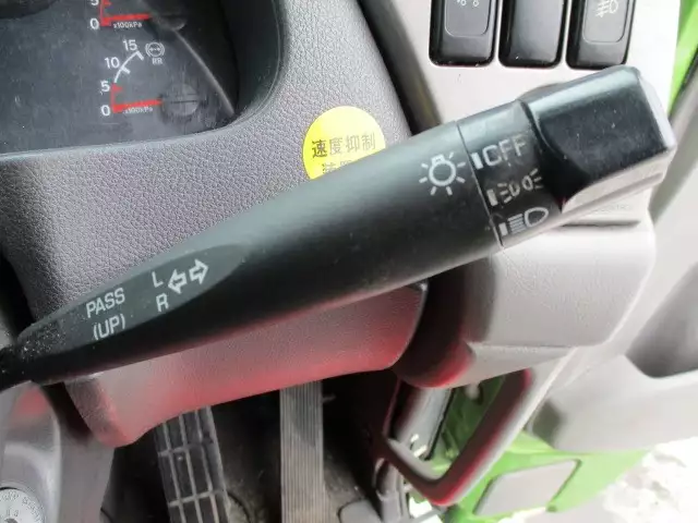 平成24年05月中古大型トラクタヘッド日産UDクオンの画像16