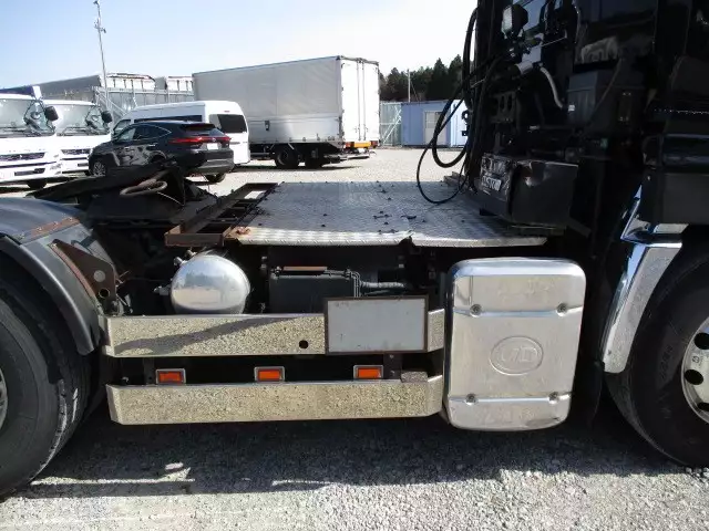 平成27年05月中古大型トラクタヘッド日産UDUDトラックスの画像9
