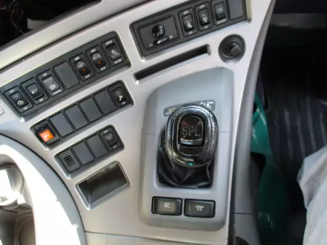 平成28年05月中古大型トラクタヘッド日産UDクオンの画像23