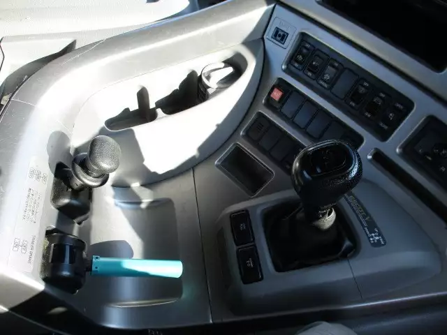 平成28年05月中古大型トラクタヘッド日産UDクオンの画像25