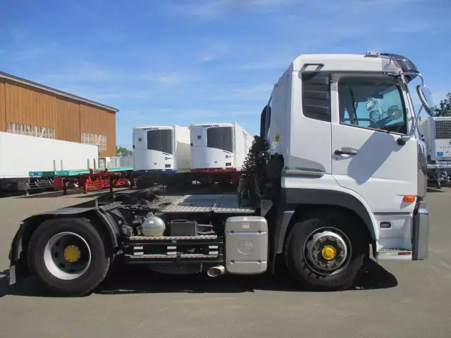 平成26年10月中古大型トラクタヘッド日産UDUDトラックスの画像4