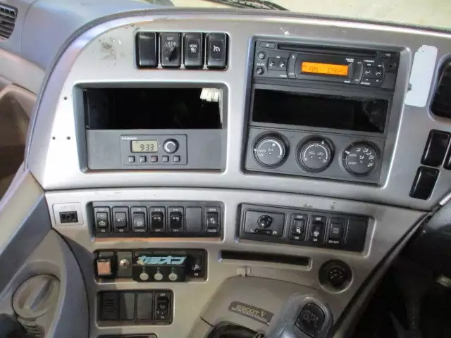 平成26年09月中古大型トラクタヘッド日産UDクオンの画像33