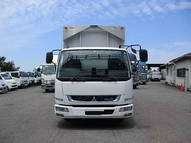 未使用車 6200ワイドウィング エアサス 積載2,800㎏ MT6速 220馬力の画像2