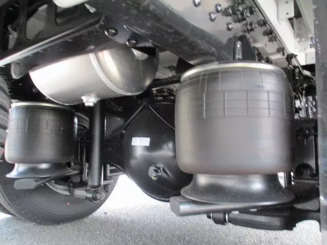 未使用車 6200ワイドウィング エアサス 積載2,800㎏ MT6速 220馬力の画像18