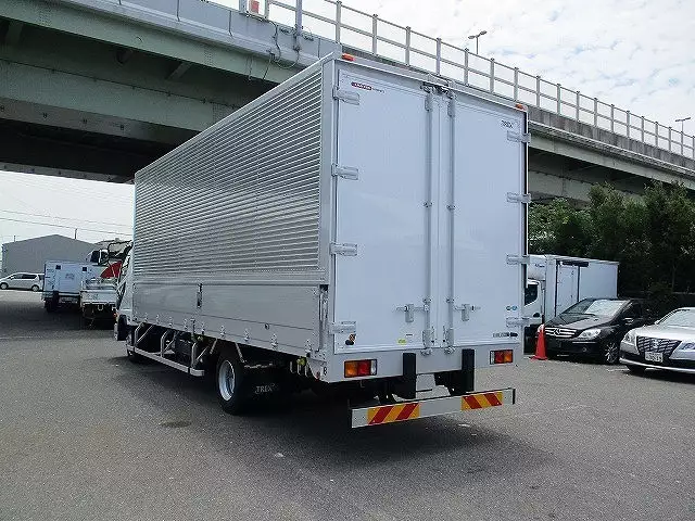 未使用車 6200ワイドウィング エアサス 積載2,800㎏ MT6速 220馬力の画像3