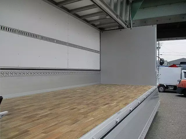 未使用車 6200ワイドウィング エアサス 積載2,800㎏ MT6速 220馬力の画像23