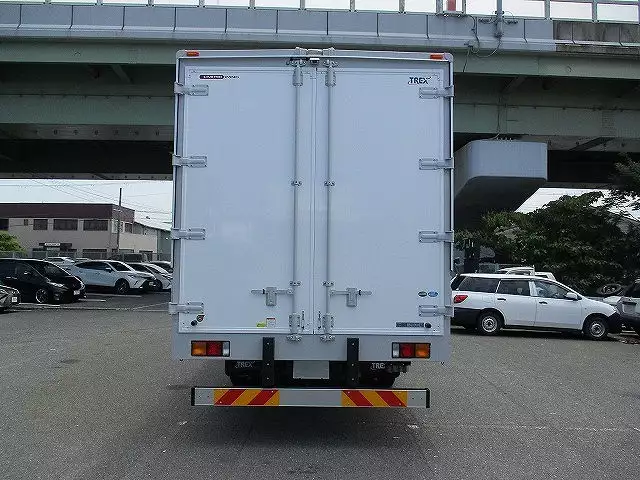 未使用車 6200ワイドウィング エアサス 積載2,800㎏ MT6速 220馬力の画像4
