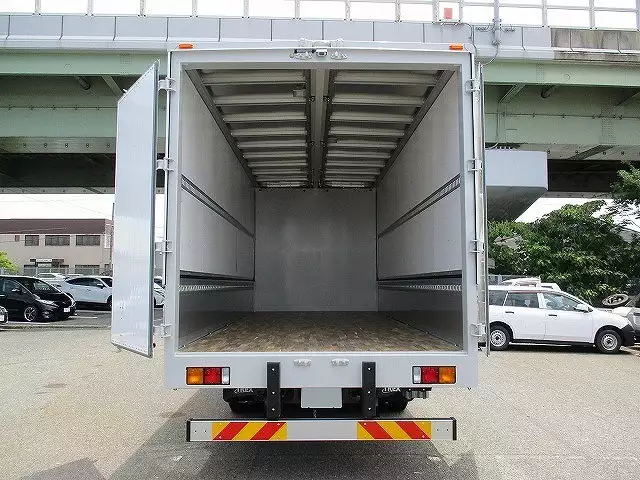 未使用車 6200ワイドウィング エアサス 積載2,800㎏ MT6速 220馬力の画像5