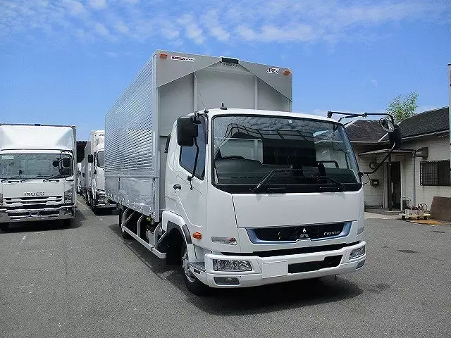 未使用車 6200ワイドウィング エアサス 積載2,800㎏ MT6速 220馬力の画像8