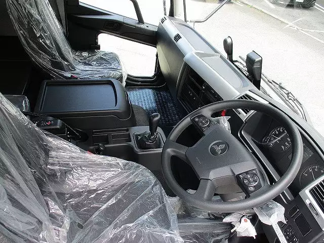 未使用車 6200ワイドウィング エアサス 積載2,800㎏ MT6速 220馬力の画像9