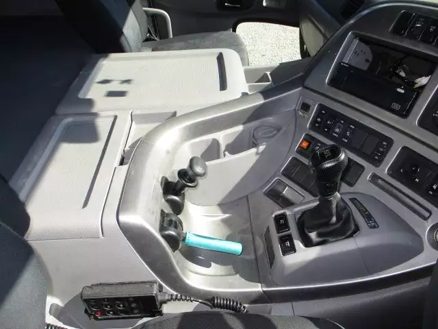 平成27年06月中古大型トラクタヘッド日産UDUDトラックスの画像40