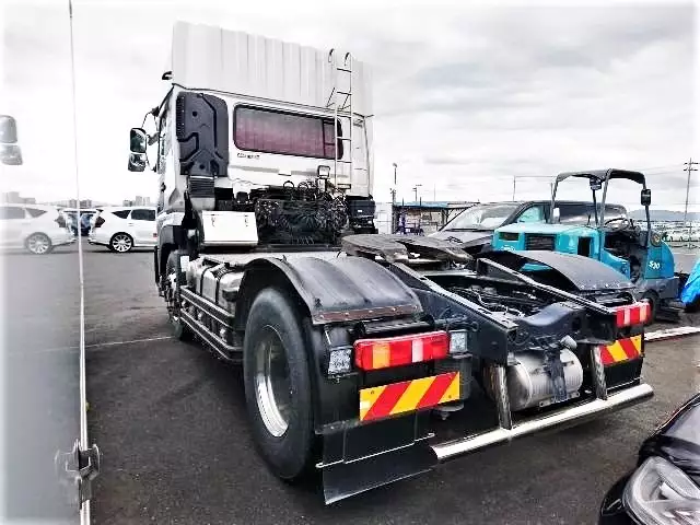 平成28年10月中古小型トラクタヘッド日産UDUDトラックスの画像4