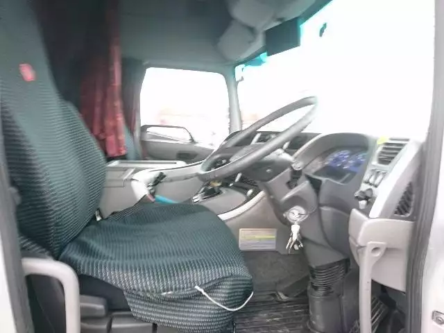 平成28年10月中古小型トラクタヘッド日産UDUDトラックスの画像31