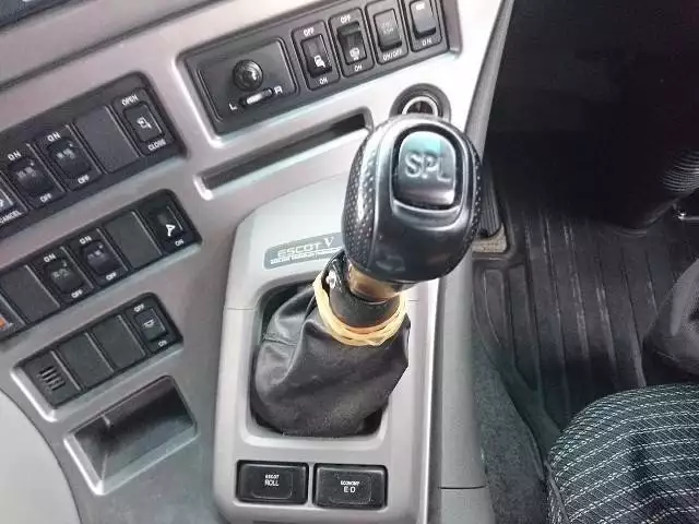 平成28年10月中古小型トラクタヘッド日産UDUDトラックスの画像35