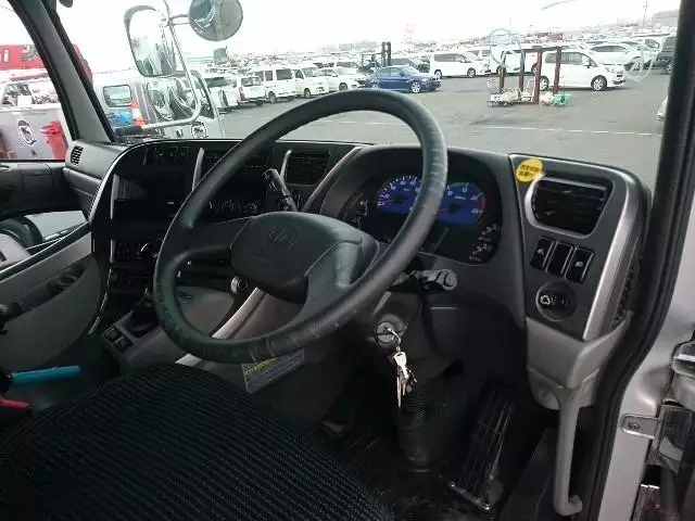 平成28年10月中古小型トラクタヘッド日産UDUDトラックスの画像5