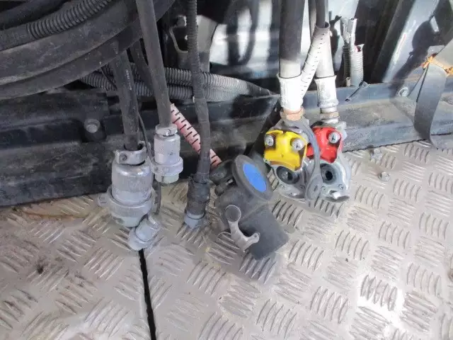 平成27年07月中古大型トラクタヘッド日産UDクオンの画像25