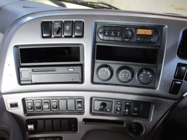 平成27年07月中古大型トラクタヘッド日産UDクオンの画像40