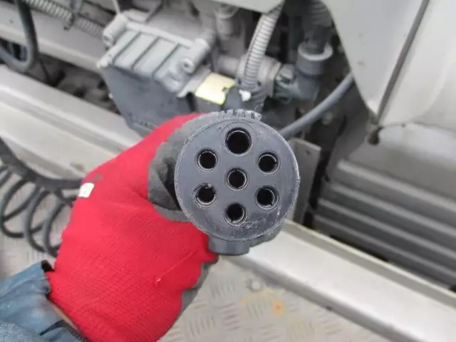 平成27年01月中古大型トラクタヘッド日産UDクオンの画像35