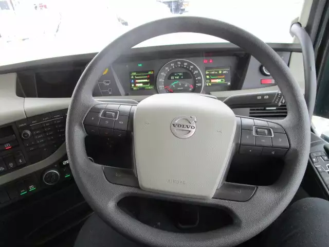 令和03年01月中古大型トラクタヘッドボルボボルボの画像26