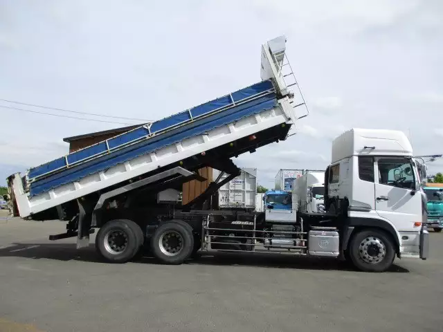 平成26年12月中古大型日産UDクオンの画像4