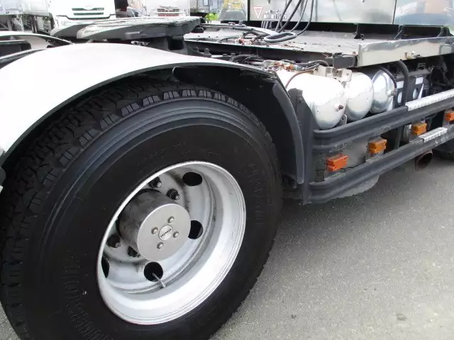 平成17年06月中古大型トラクタヘッド日野プロフィアの画像19