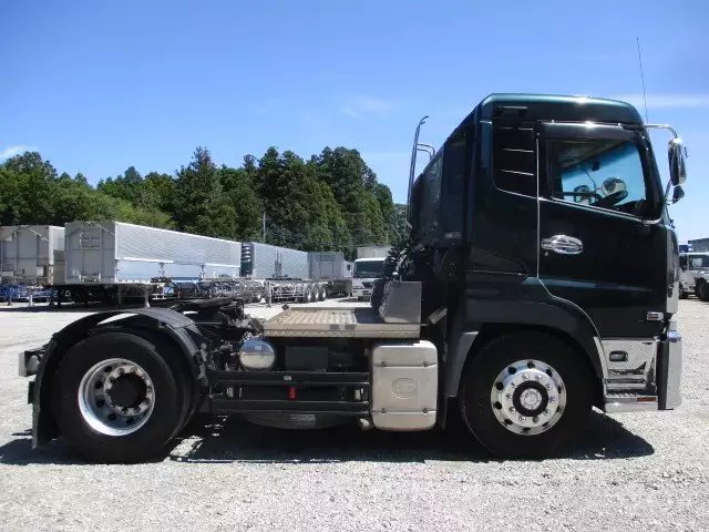 平成27年09月中古大型トラクタヘッド日産UDクオンの画像4