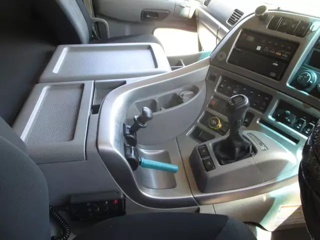 平成27年09月中古大型トラクタヘッド日産UDクオンの画像38