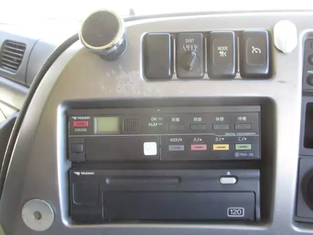 平成27年09月中古大型トラクタヘッド日産UDクオンの画像44