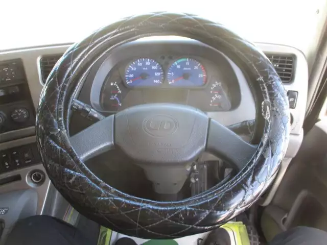 平成27年09月中古大型トラクタヘッド日産UDクオンの画像48