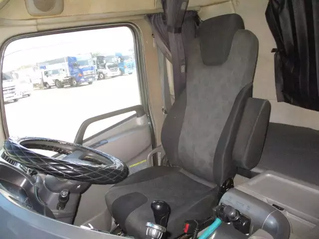 平成27年09月中古大型トラクタヘッド日産UDクオンの画像54