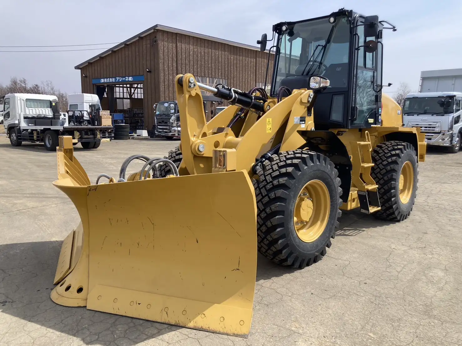 車検:令和8年11月29日 令和4年 キャタピラー 910 汎用タイヤショベル アワー:350h 距離:1,660㎞ バケット付きの画像1