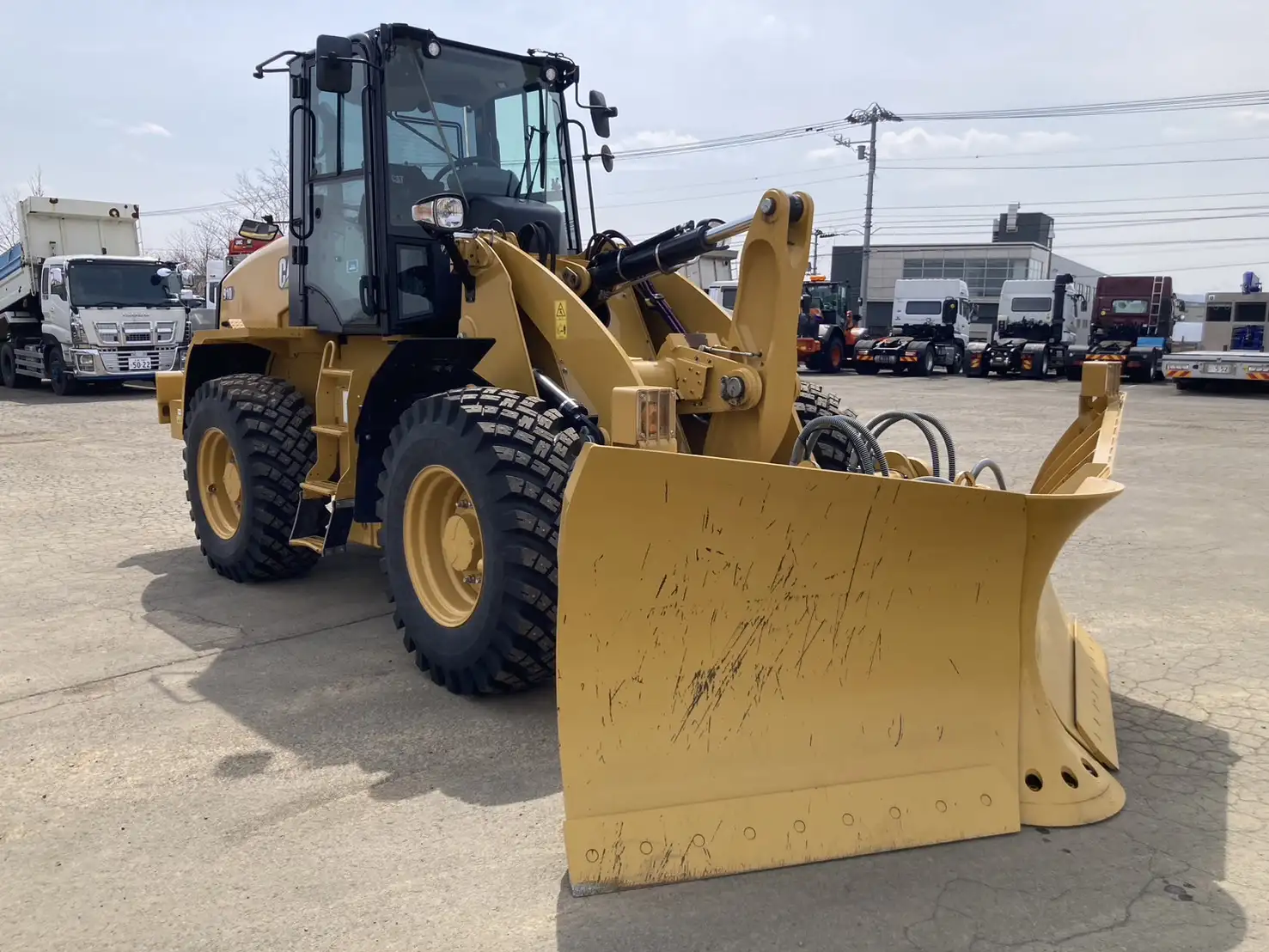 車検:令和8年11月29日 令和4年 キャタピラー 910 汎用タイヤショベル アワー:350h 距離:1,660㎞ バケット付きの画像3