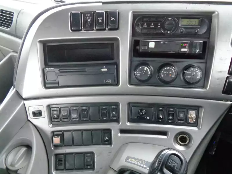 平成28年05月中古大型トラクタヘッド日産UDクオンの画像32