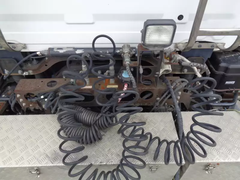 平成28年05月中古大型トラクタヘッド日産UDクオンの画像9