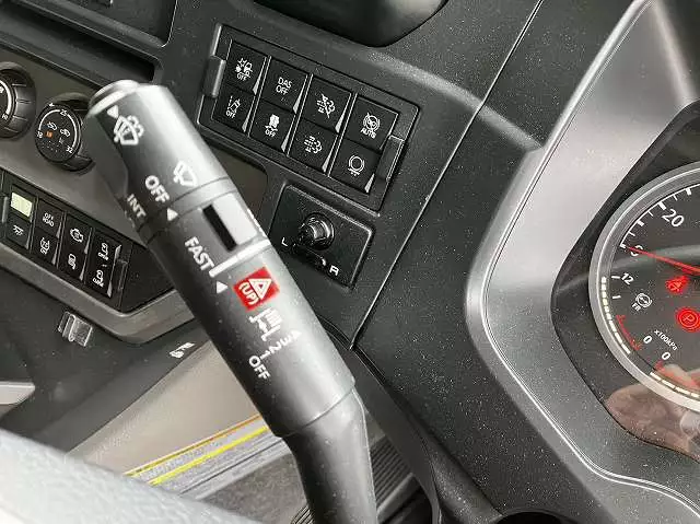 平成30年00月中古大型トラクタヘッド日産UDクオンの画像13