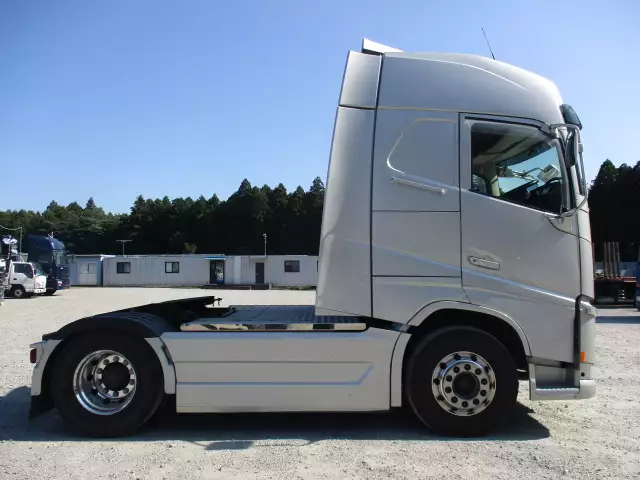 平成30年05月中古大型トラクタヘッドボルボトラックの画像4