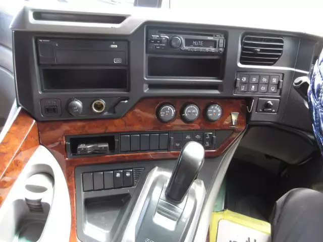 令和02年05月中古大型トラクタヘッド日産UDクオンの画像31