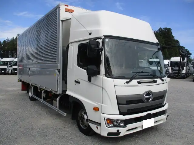 ☆車検付き(R8.9.7)☆ 令和4年 日野 4tアルミウィング 62ワイド ハイルーフ エアサス 210馬力 MT6速 積載:2,700㎏ 距離:5万㎞の画像3