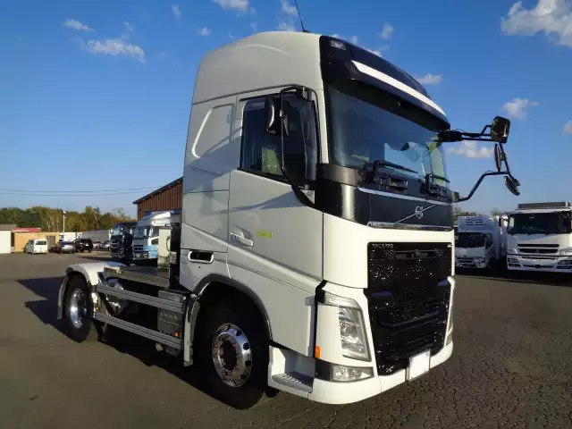 平成30年06月中古大型トラクタヘッドボルボトラックの画像3