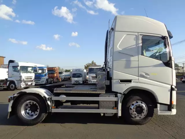 平成30年06月中古大型トラクタヘッドボルボトラックの画像4