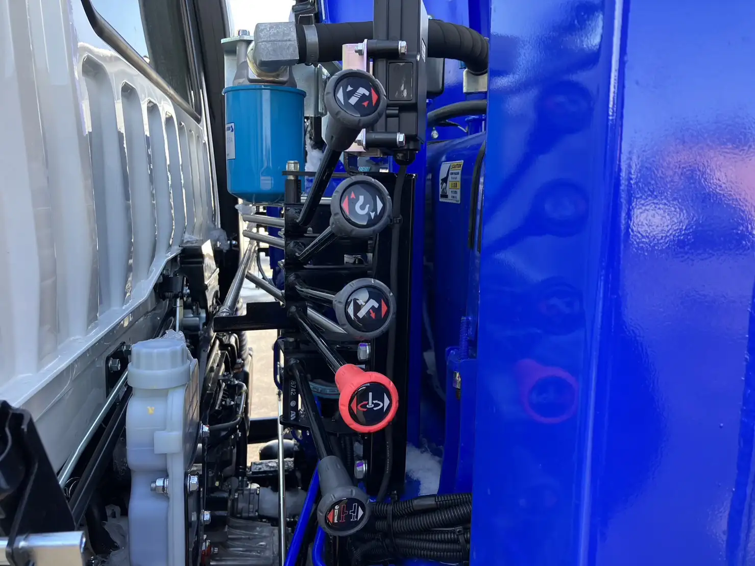 【荷台L6500‼】☆車検付き(R6.12.25)☆ 令和5年 三菱 増トンセルフクレーン タダノ4段 ラジコン 240馬力 MT リーフサス 積載:7,100㎏ 距離:1000㎞以下 の画像16