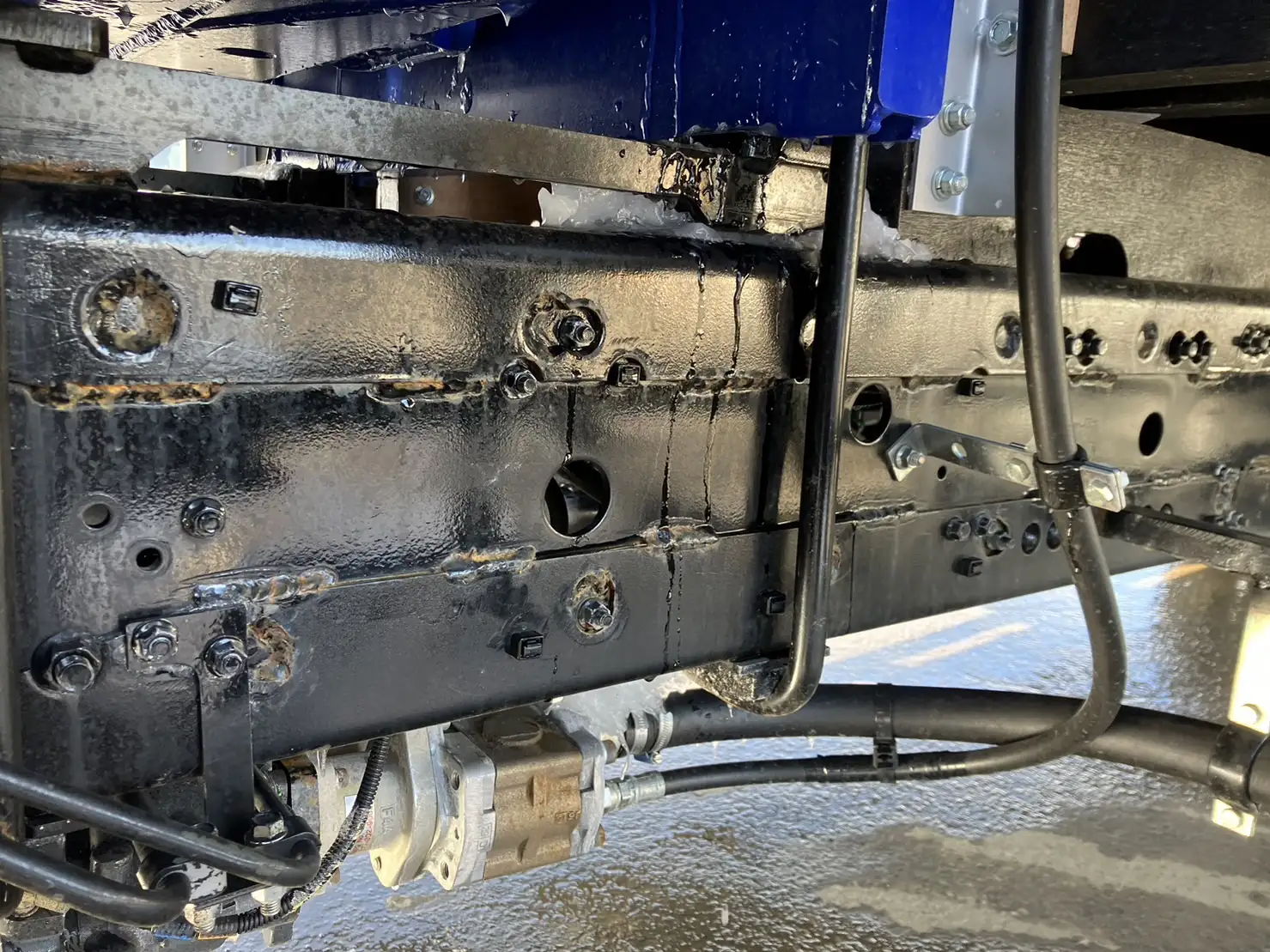 【荷台L6500‼】☆車検付き(R6.12.25)☆ 令和5年 三菱 増トンセルフクレーン タダノ4段 ラジコン 240馬力 MT リーフサス 積載:7,100㎏ 距離:1000㎞以下 の画像22