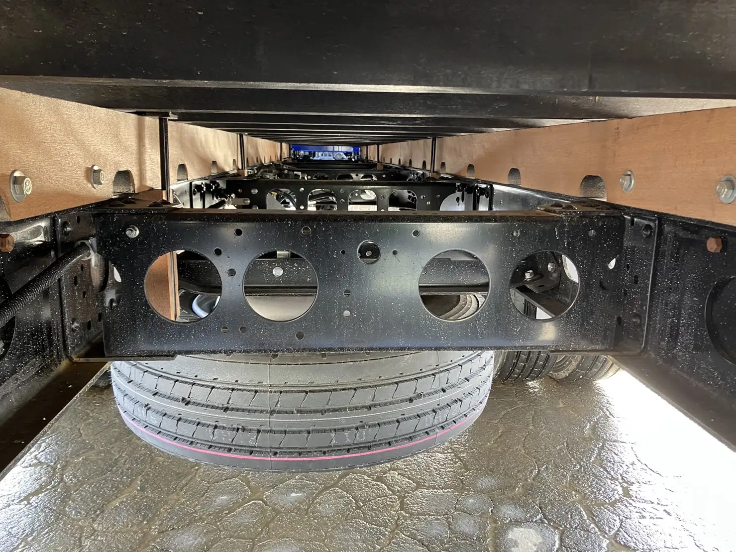 【荷台L6500‼】☆車検付き(R6.12.25)☆ 令和5年 三菱 増トンセルフクレーン タダノ4段 ラジコン 240馬力 MT リーフサス 積載:7,100㎏ 距離:1000㎞以下 の画像27