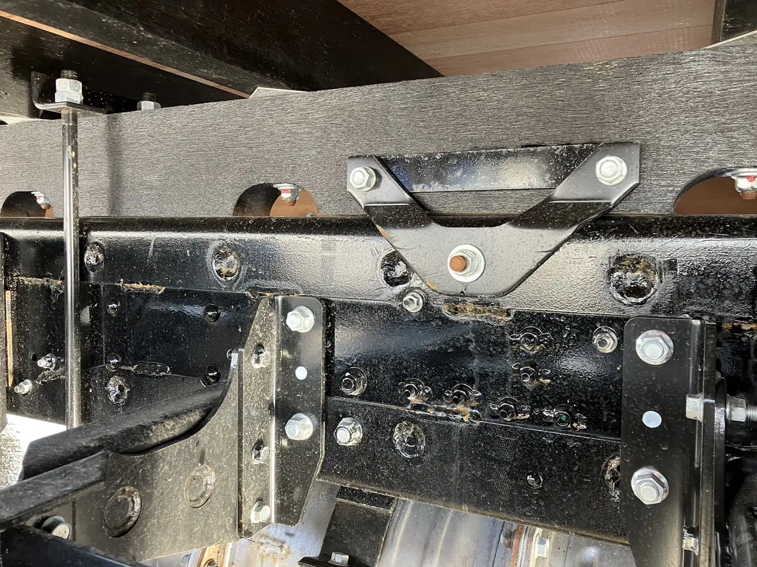 【荷台L6500‼】☆車検付き(R6.12.25)☆ 令和5年 三菱 増トンセルフクレーン タダノ4段 ラジコン 240馬力 MT リーフサス 積載:7,100㎏ 距離:1000㎞以下 の画像32