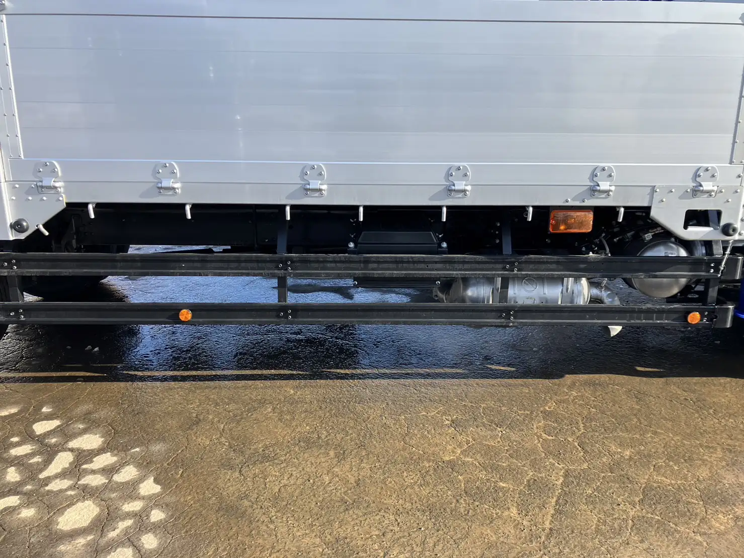 【荷台L6500‼】☆車検付き(R6.12.25)☆ 令和5年 三菱 増トンセルフクレーン タダノ4段 ラジコン 240馬力 MT リーフサス 積載:7,100㎏ 距離:1000㎞以下 の画像37