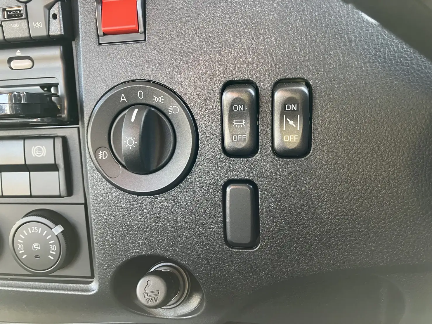 【荷台L6500‼】☆車検付き(R6.12.25)☆　令和5年　三菱　増トンセルフクレーン　タダノ4段　ラジコン　240馬力　MT 　リーフサス　積載：7,100㎏　距離：1000㎞以下　の画像49