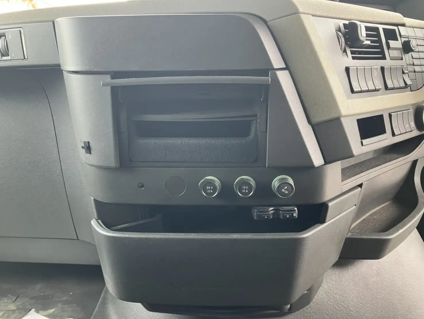 令和02年02月中古大型トラクタヘッドボルボボルボの画像29