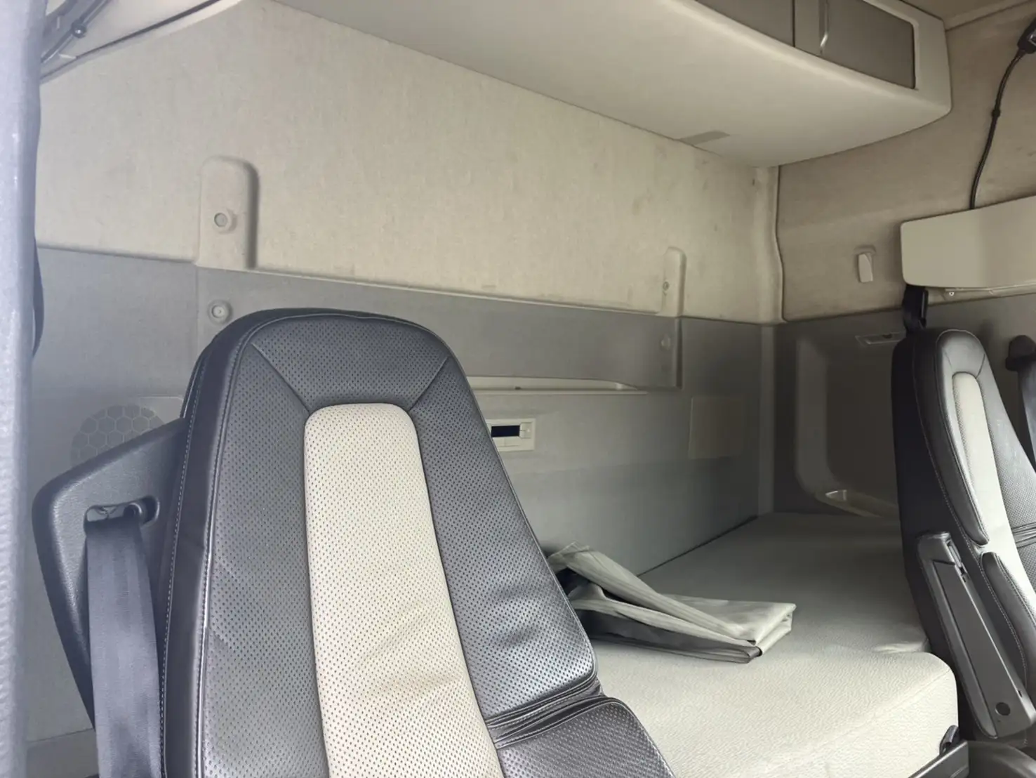 令和02年02月中古大型トラクタヘッドボルボボルボの画像37